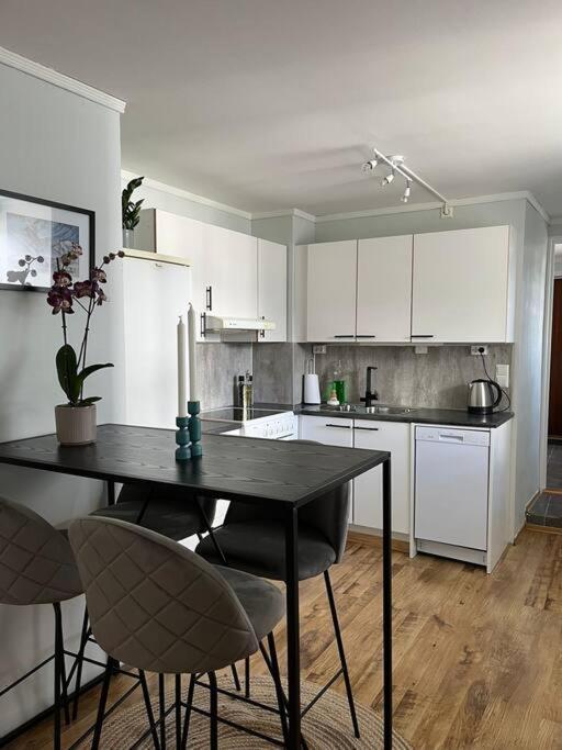 Cozy Ground Floor Apartment Tromso Bagian luar foto